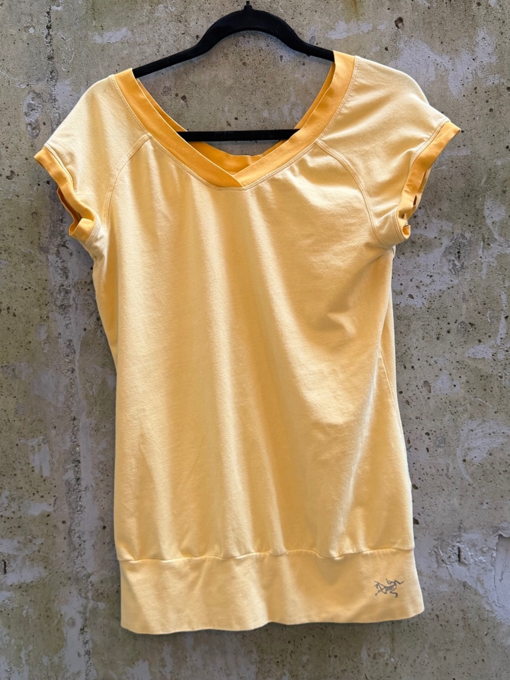 Arc'teryx Vintage Yellow V-Neck Top, Sz Large❤️